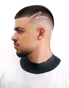 Potongan rambut buzz cut dengan desain line unik